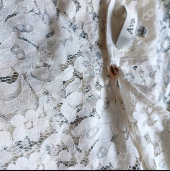 💰3/$30Lacey White long sleeve top - Picture 5 of 7